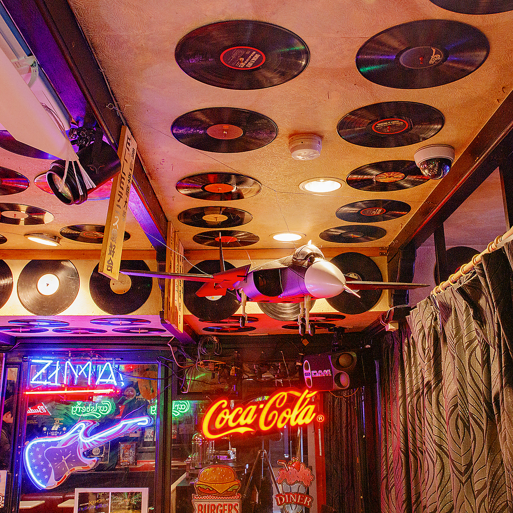 壁一面にはレコードが！古きよき８０年代のイメージ☆