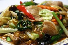 タイ風焼きそば/太麺のピリ辛焼きそば/野菜と春雨の炒め物