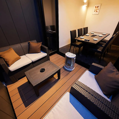 【宴会個室：4～8名様】店内奥の席になります。お部屋の中に仕切りがあるので人数の調整が可能です。テラスは時期によっては使えますのでシャンパンなどおすすめです！テレビもございます！