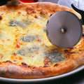 料理メニュー写真 ピッツァ クワトロフォルマッジ（4種類のチーズ）
