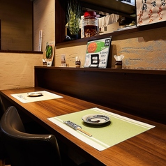 【お一人様・横並びでお食事】カウンター席（1～2名)お一人様、デートやサシ飲みにぴったりのカウンター席。広々としたスペースを確保しておりますので、ゆったりくつろいでお過ごしいただけます。