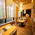 趣のある個室で、季節の彩り豊かな料理をじっくりと堪能。木のぬくもりを感じる落ち着いた空間で、会話が深まる至福の時間。大切な接待や特別な会食にふさわしい、洗練された和の佇まいが心を和ませる。
