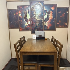 4名掛けのテーブル席は、友人同士や家族との楽しい食事にぴったりのスペースです。美味しい料理を囲みながら、賑やかな会話を楽しんでください♪