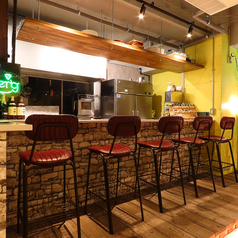 【お一人でも】カウンター席は、温かみのある木製のカウンターと高めの椅子が特徴です。店内の雰囲気を楽しみながら、友人との会話や一人の時間を満喫できる心地よい空間です。