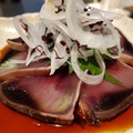料理メニュー写真&nbsp;カツオのタタキ ガーリックポン酢