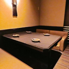 足をゆったり伸ばせる掘りごたつ席。温かみのある空間で、半個室タイプで周囲を気にせずゆっくりとお食事をお楽しみいただけます。