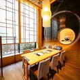 静けさに包まれた特別な個室。職人の技が光る逸品を、ゆったりと楽しむ贅沢なひととき。格式ある佇まいが、記念日やおもてなしの席をより格別なものへと導く。