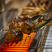 テーブル席を中心とし、会社の宴会や歓迎会、送別会などの団体利用にも最適です。店内は和を基調とした落ち着いた雰囲気で、プライベートな飲み会や女子会、デートなど、さまざまなシーンに対応可能です。駅から徒歩約2分というアクセスの良さも魅力の一つです。【宮崎 飲み放題 国産 焼鳥 焼き鳥 牛タン つくね】