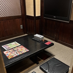 掘りごたつ席の4名様席！お席をつなげて最大８名様までご案内可能です！