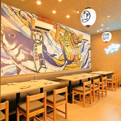 【少人数のお集まりや家族とのお食事にも当店は最適】木のテーブルと温かみのある照明が、落ち着いた雰囲気を演出します。2次会などのちょい飲みにもぜひご利用ください。安心して食事や会話を楽しめる居心地のよい空間です。