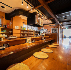 【カウンター席：1名掛け】スタッフへ本日のおすすめを聞いたり、オーダーしたりしやすいお席です！目の前で調理風景を楽しめるのも醍醐味です♪