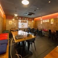 テーブル席とカウンター席で叶える、多様なシーン