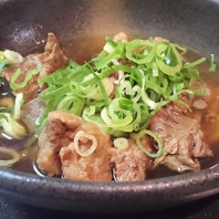 酒場で味わうとろける牛すじ煮込み