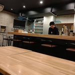 入り口を開けるとコンクリート打ちっぱなしのモダンな雰囲気の店内。一人でもフラっと立ち寄れます。