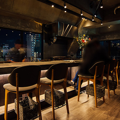 美しい夜景を望むカウンター席で、特別な時間をお過ごしください。8つのカウンター席からは、煌めく街の灯りを一望でき、デートや大切な人とのひとときに最適です。料理を楽しみながら、ロマンティックな雰囲気に包まれて、心温まる会話をお楽しみいただけます。ぜひ、当店で素敵な夜をお過ごしください。