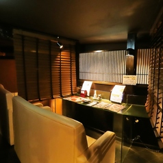 落ち着いた店内空間にあるオープンテーブル席は個室ではなくとも、ゆったりとお食事を楽しむことが可能です。宴会コースや美味しい逸品料理、種類豊富なドリンクをご用意してお待ちしております。