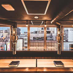 夜景を眺めながら焼肉を楽しめる人気席！特別な時間をゆったりとお過ごしください。