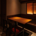 【テーブル2-4名様】普段の飲み会からデートや記念日や接待のご利用にオススメの少人数様向けテーブル席を完備しております。大人の隠れ家的雰囲気の店内でゆったりとお食事をお楽しみください。お席だけのご予約や当日のご予約も受け付けております！池袋での女子会・デートなどは当店にお任せください。