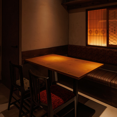 【テーブル2-4名様】普段の飲み会からデートや記念日や接待のご利用にオススメの少人数様向けテーブル席を完備しております。大人の隠れ家的雰囲気の店内でゆったりとお食事をお楽しみください。お席だけのご予約や当日のご予約も受け付けております！池袋での女子会・デートなどは当店にお任せください。