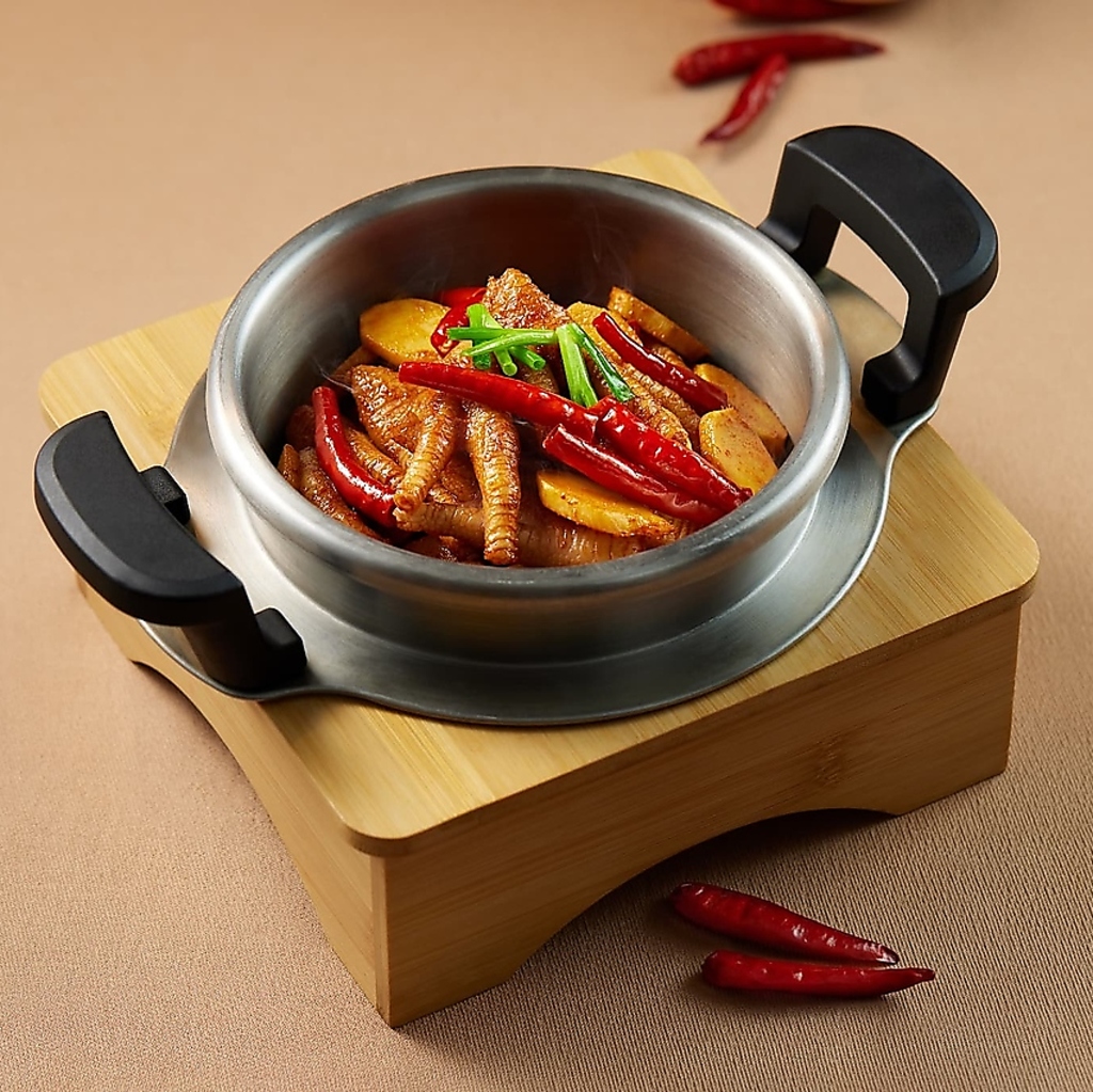 コリコリした食感が癖になるもみじのにんにく和え。本場の味を再現した一皿を存分にお楽しみください