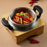 コリコリした食感が癖になるもみじのにんにく和え。本場の味を再現した一皿を存分にお楽しみください