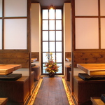 BOX式のテーブル席は隣を気にせず、くつろげる♪美味しいお酒と美味しい料理を満喫！