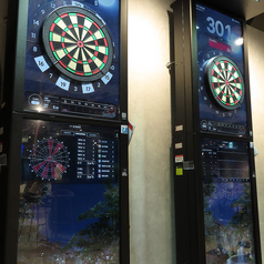 1名様～4名様で最新台『VSPhoenix X』を楽しめるダーツ席は、2台をご用意◎オンライン対戦が可能ですので、より一層盛り上がります♪