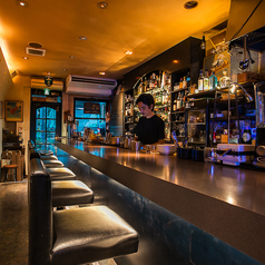 整然とボトルが並ぶカウンターは訪れる人々を魅了する空間。仕事終わりのちょい飲みもゆったりとお過ごしいただけます◎