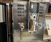 イタリアのエスプレッソマシンメーカー「ガジア」の小型自動マシン。セラミック製のフラット式グラインダーなので高速回転で豆を挽いても摩擦熱で豆の風味が損なわれることがなくフレッシュなアロマが引き出されます。スチールなど他の材質のマシンと一味違うコーヒーを味わっていただけます