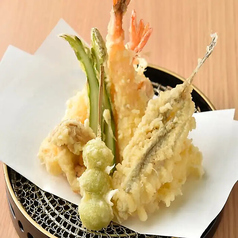 揚げたての香ばしさが魅力の天ぷらと日本酒の写真