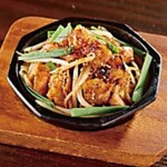 鉄板!たっぷりもやしとホルモンの辛味噌にんにく炒め