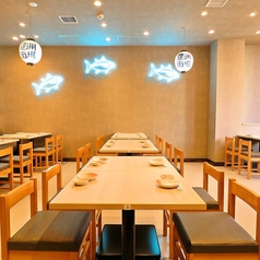 【大小さまざまなお席をご用意】店内は温かみのある明かりで雰囲気抜群♪気の合うお友達との飲み会や女子会などに是非ご利用ください。お席は人数に合わせてご用意できます。ご相談ください！新鮮な海の幸を味わいながら、ゆったりとおくつろぎください。