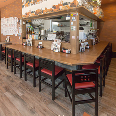 仕事帰りにふらっと立ち寄ってサクッと一杯飲みたい時に最適な、1名様用のカウンター席が10卓ございます。お一人様でも気兼ねなくご利用いただけますよ♪お料理を待つ間も、店員との会話を楽しむことができる特等席です☆