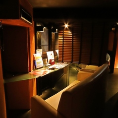 落ち着いた店内空間にあるテーブル席は個室ではなくとも、ゆったりとお食事を楽しむことが可能です。宴会コースや美味しい逸品料理、種類豊富なドリンクをご用意してお待ちしております。