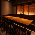 【和モダンテーブル5-8名様】普段の飲み会から少人数さまのご宴会のご利用にオススメのテーブル席を完備しております。ゆったりとしたテーブル席でお寛ぎください。お席だけのご予約や当日のご予約も受け付けております！誕生日や記念日もサプライズも受け付けております♪池袋での接待は当店にお任せください。