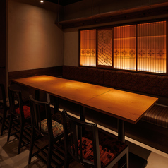 【和モダンテーブル5-8名様】普段の飲み会から少人数さまのご宴会のご利用にオススメのテーブル席を完備しております。ゆったりとしたテーブル席でお寛ぎください。お席だけのご予約や当日のご予約も受け付けております！誕生日や記念日もサプライズも受け付けております♪池袋での接待は当店にお任せください。