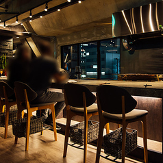 特別なデートにぴったりなカウンター席がございます。シェフが目の前で織り成す料理と、美しい夜景のコラボレーションが、二人の時間を一層特別なものにします。落ち着いた雰囲気の中で、心地よい会話を楽しむことができ、思い出に残る素敵なひとときをお約束します。大切な方との特別な夜を、ぜひ当店でお楽しみください。