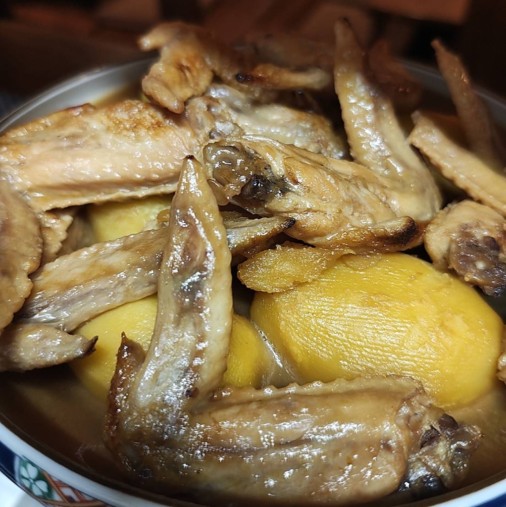 白い暖簾が目印の「とり祥」！こだわりの鶏料理からお酒、とり祥名物コース迄存分にご堪能頂けます！