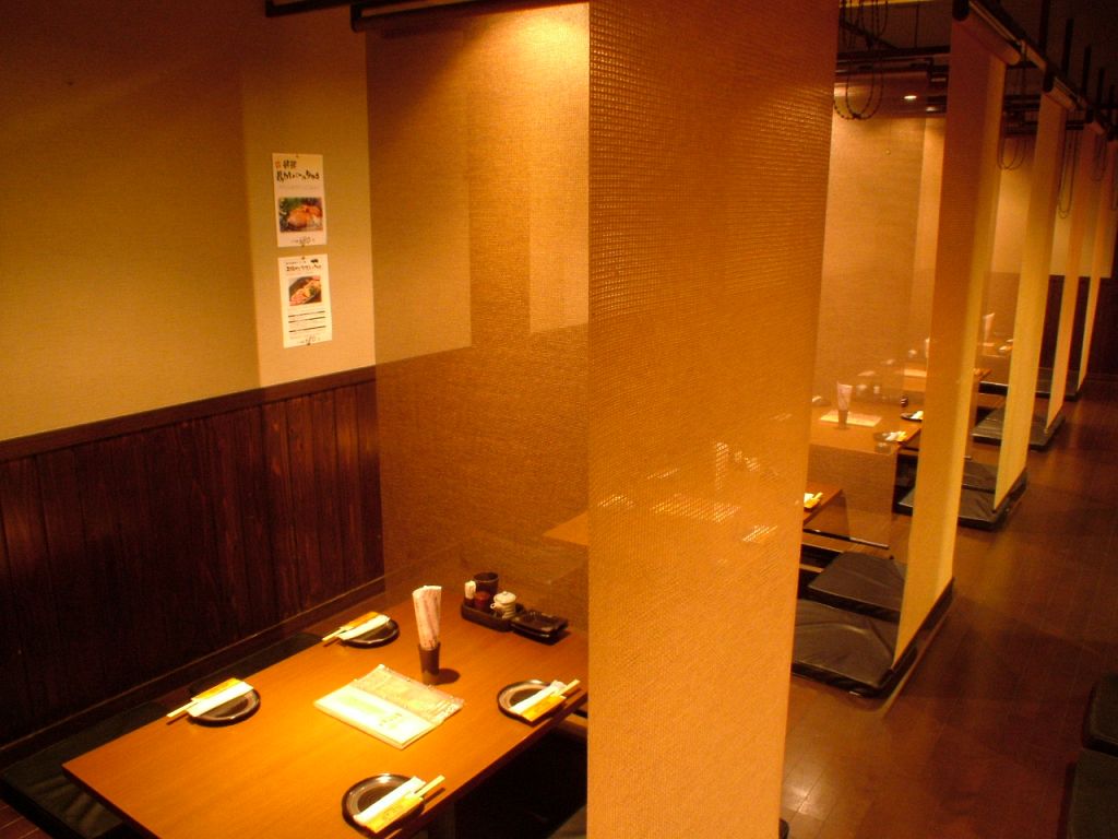 全席ロールカーテンで仕切った掘りごたつ席(2～65名迄)