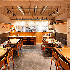 当店では、貸切のご利用も承っており、特別なイベントやお祝い事に最適な空間をご提供しています。プライベート感を大切にした落ち着いた雰囲気の中、思い出に残るひと時をお過ごしいただけます。飲み放題付きのコースメニューや特別な料理もご用意しており、参加者全員が満足できる内容となっています。