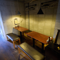 ご家族でのお食事や女子会などの宴会に嬉しい4名テーブルを2席完備しております。各種宴会には飲み放題がオススメです◎