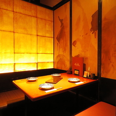 【2～4名席(半個室掘りごたつ席）】同じ列のお席とつなげて8名～最大16名迄、少人数から大人数まで様々な席数のお席をご用意しております。ご家族・ご友人との会食から会社宴会まで、幅広い用途にご利用ください♪