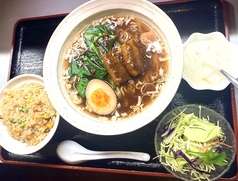 各種ラーメンと五目半炒飯セット