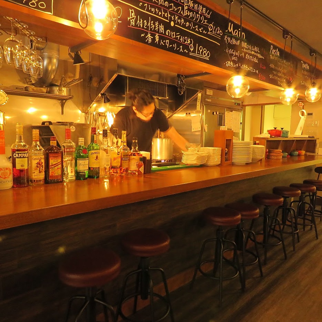 カウンター席はサク飲みにも