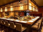 暖簾を潜ると「江戸前寿司」を連想させる店内が広がります！カウンター席がオススメです！