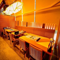 静かな和の趣を感じるテーブル席で、職人技が光る逸品をじっくり堪能。美しい木目が広がる落ち着いた空間に、季節の彩りが映える至福のひととき。食材の豊かな風味を引き立てる上質な器と、ゆるやかに流れる時間が心をほどく。心安らぐ雰囲気の中、大切な人との語らいを楽しみながら、和の伝統が息づく食の世界へ