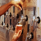 常時11種類のクラフトビールを樽生で楽しめるのが自慢です。北は北海道から南は沖縄まで、国内各地から厳選したこだわりのラインナップを揃えており、富山の「城端麦酒」も常に堪能できます。人気の「3種飲み比べセット」を友人や夫婦でシェアして、お気に入りの一杯を見つける贅沢な時間を過ごしませんか。