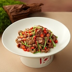 強火で一気に仕上げた看板の香ばし炒め牛肉。ジューシーな肉の旨味とお酒の相性は最高に抜群です。