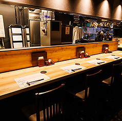 カウンター席では、シェフの技を間近で眺めながら、こだわりの料理を堪能できます。シェフからお料理のおすすめを伺いながら、お食事をお楽しみいただけます♪オープンキッチンのため、臨場感を得ながら、楽しいお食事の時をお過ごしいただけます。