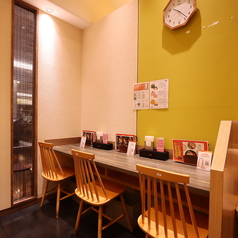 一人でも気軽に立ち寄れるカウンター席。調理の様子を間近に感じながら、できたての鶏そばをじっくり堪能できます。